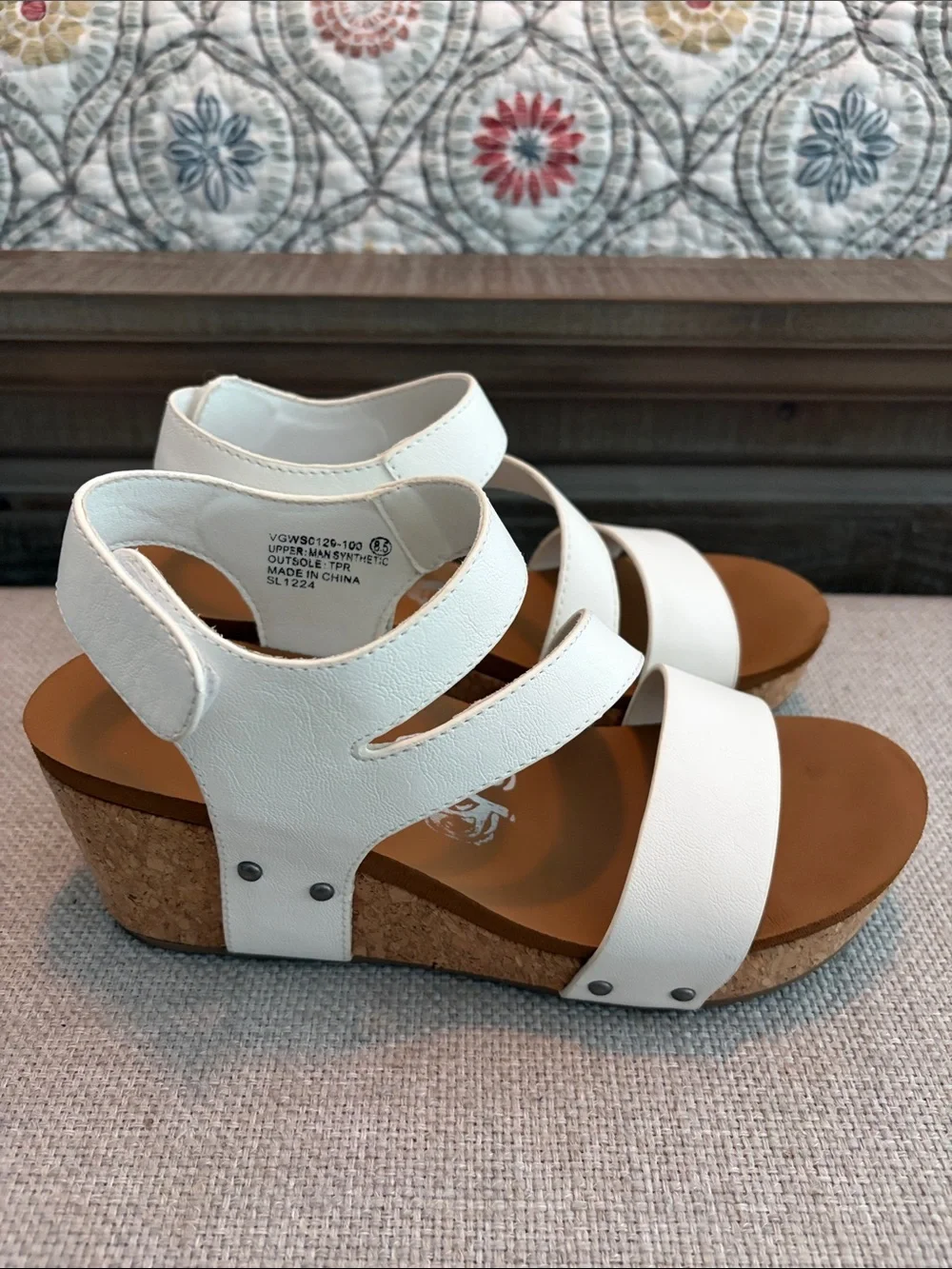 Very G white faux leather sandals, size 8.5. - Picture 2 of 10